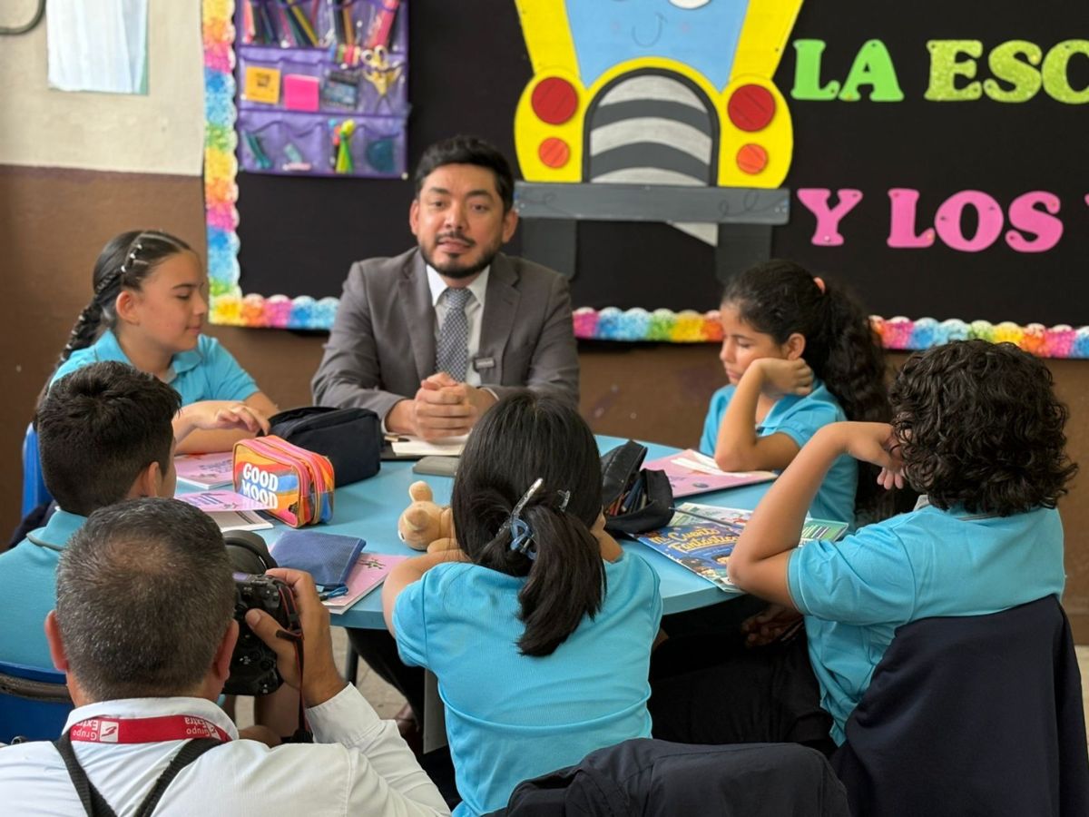 Ministro de Educación compartió con estudiantes de la escuela Mauro Fernández para motivar la lectura, escritura y expresión oral del estudiantado costarricense.