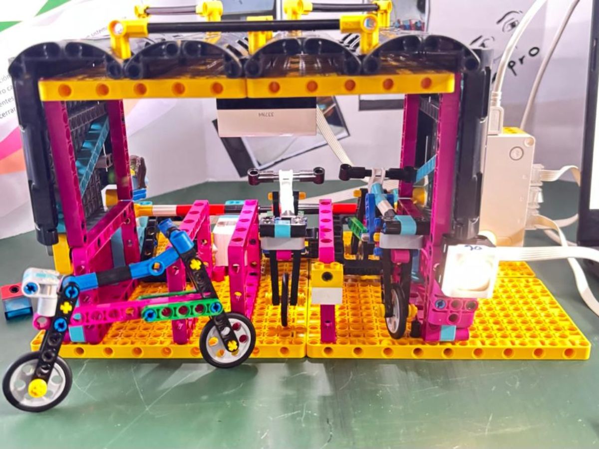 Estudiantes de seis liceos de todo el país mostraron en el I Encuentro Nacional de Salas de Robótica cómo la programación y la computación física transforman ideas en soluciones
