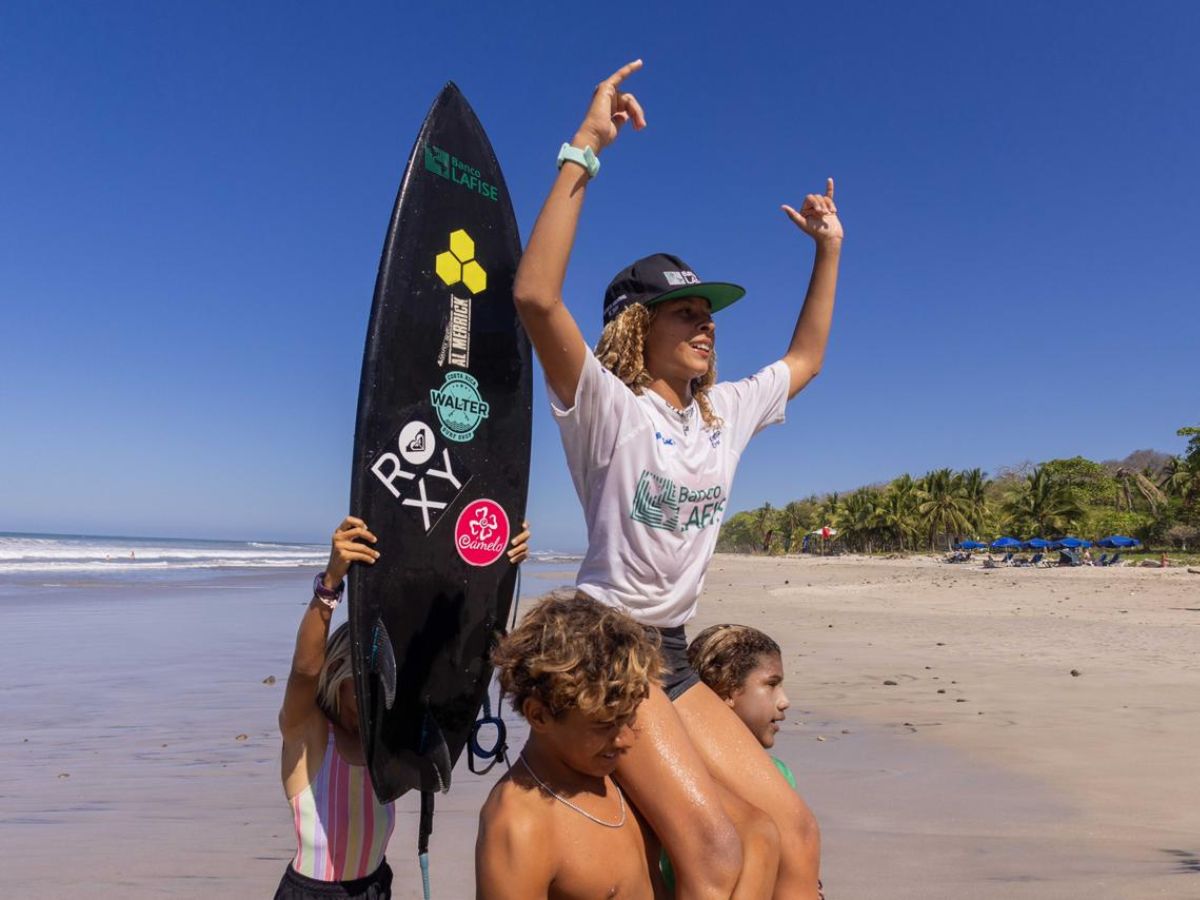 La surfista de 12 años, Mikela Castro Bolivar, se mantiene como la gran protagonista del Circuito Nacional porque marcha en el primer lugar de tres categorías en esa competencia consolidándose como la mejor atleta del país en las divisiones menores de esa disciplina.