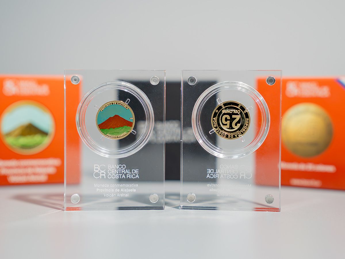 Disponible en línea a partir del 22 de abril en BN Shop: moneda coleccionable de ₡25 dedicada a Alajuela con el volcán Arenal como protagonista.