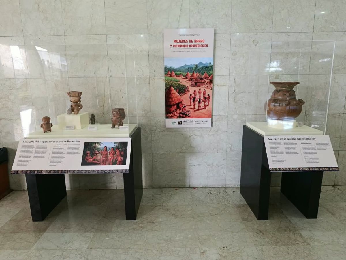 El Museo Nacional de Costa Rica finalizó el montaje de Mujeres de Barro y Patrimonio Arqueológico, una exposición temporal instalada en Casa Presidencial. La muestra reúne 29 bienes patrimoniales de sus colecciones: 26 piezas arqueológicas precolombinas y tres obras de arte costarricense.