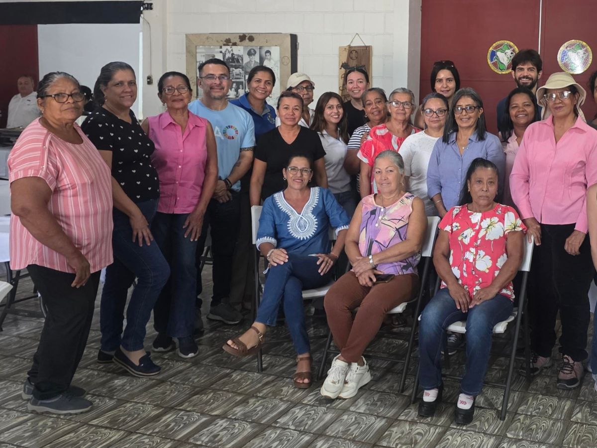 Con el propósito de incorporar las experiencias, necesidades y recomendaciones de las mujeres rurales en el Plan de Acción de Género en materia de adaptación al cambio climático, 22 mujeres productoras participaron en un diálogo de retroalimentación que permitió reconocer y fortalecer sus aportes en la construcción de soluciones frente a la crisis climática.