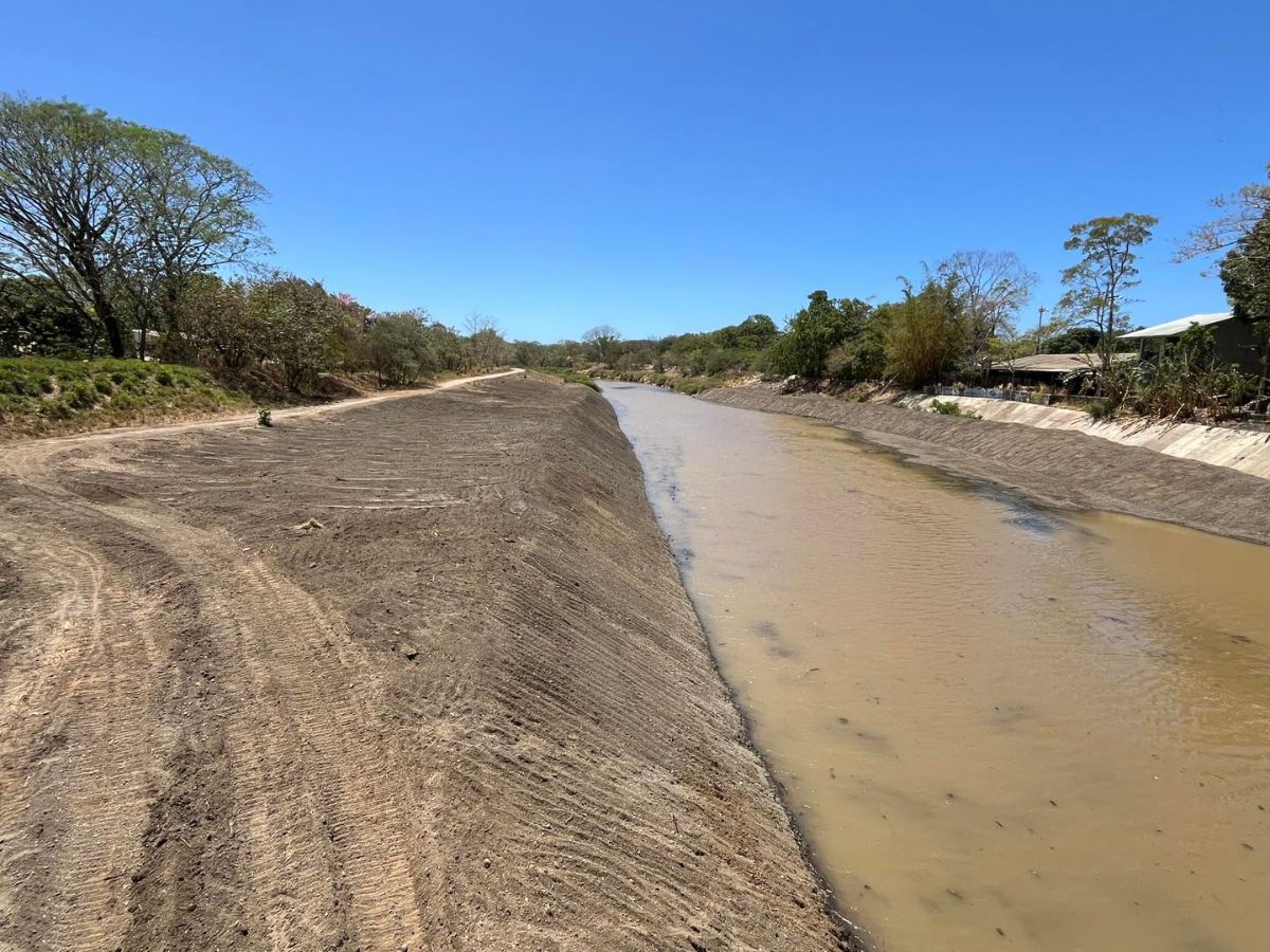 Dique de Nosara
Mejoras y acondicionamiento del dique de Nosara, obra orientada a fortalecer la protección de la comunidad ante eventos climáticos y mejorar la infraestructura preventiva en la zona.