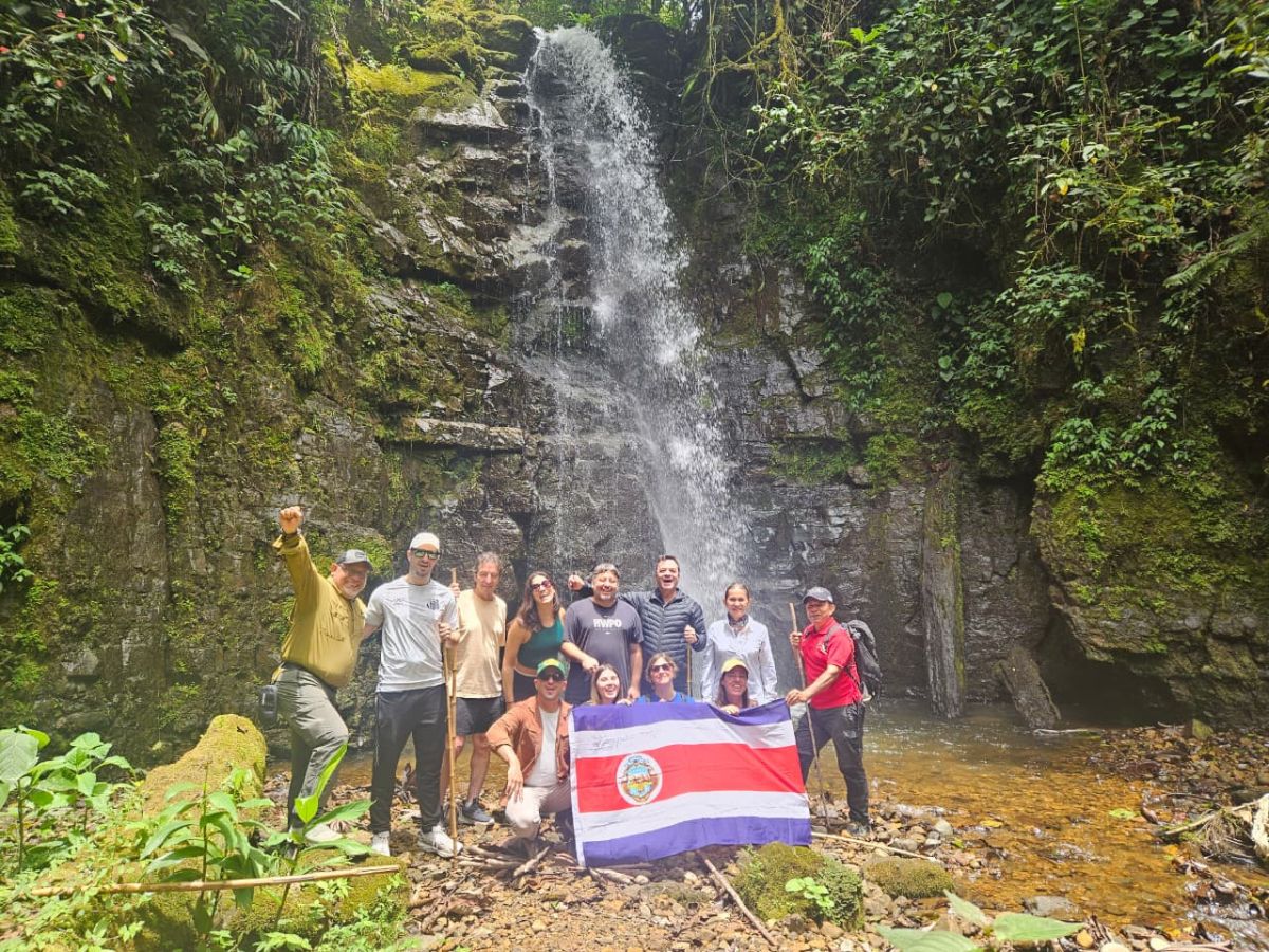 Brasil figura entre los mercados con mayor potencial de crecimiento para Costa Rica, impulsado por la afinidad de sus viajeros con la naturaleza, el surf, el bienestar y el turismo sostenible.