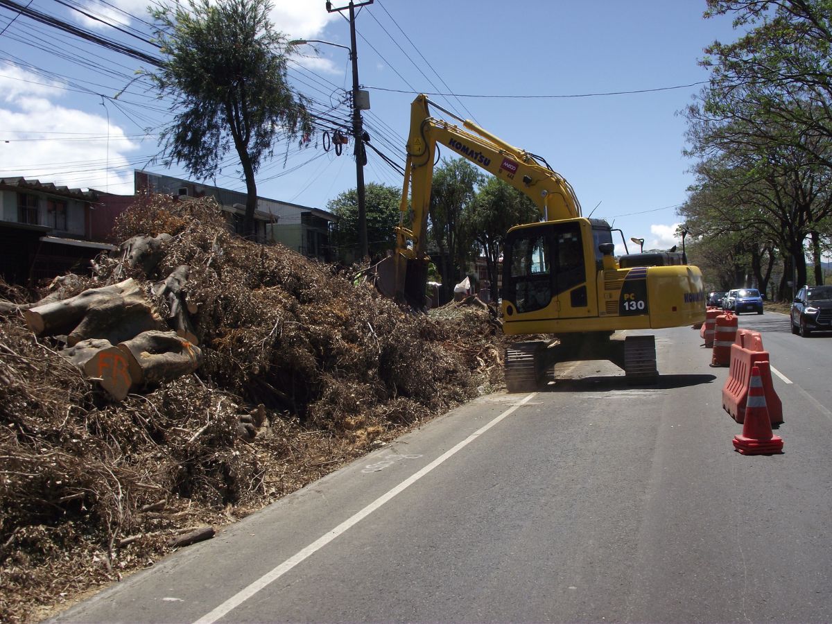Paso superior sobre Circunvalación, para unir ambas comunidades, incluye estas obras complementarias.