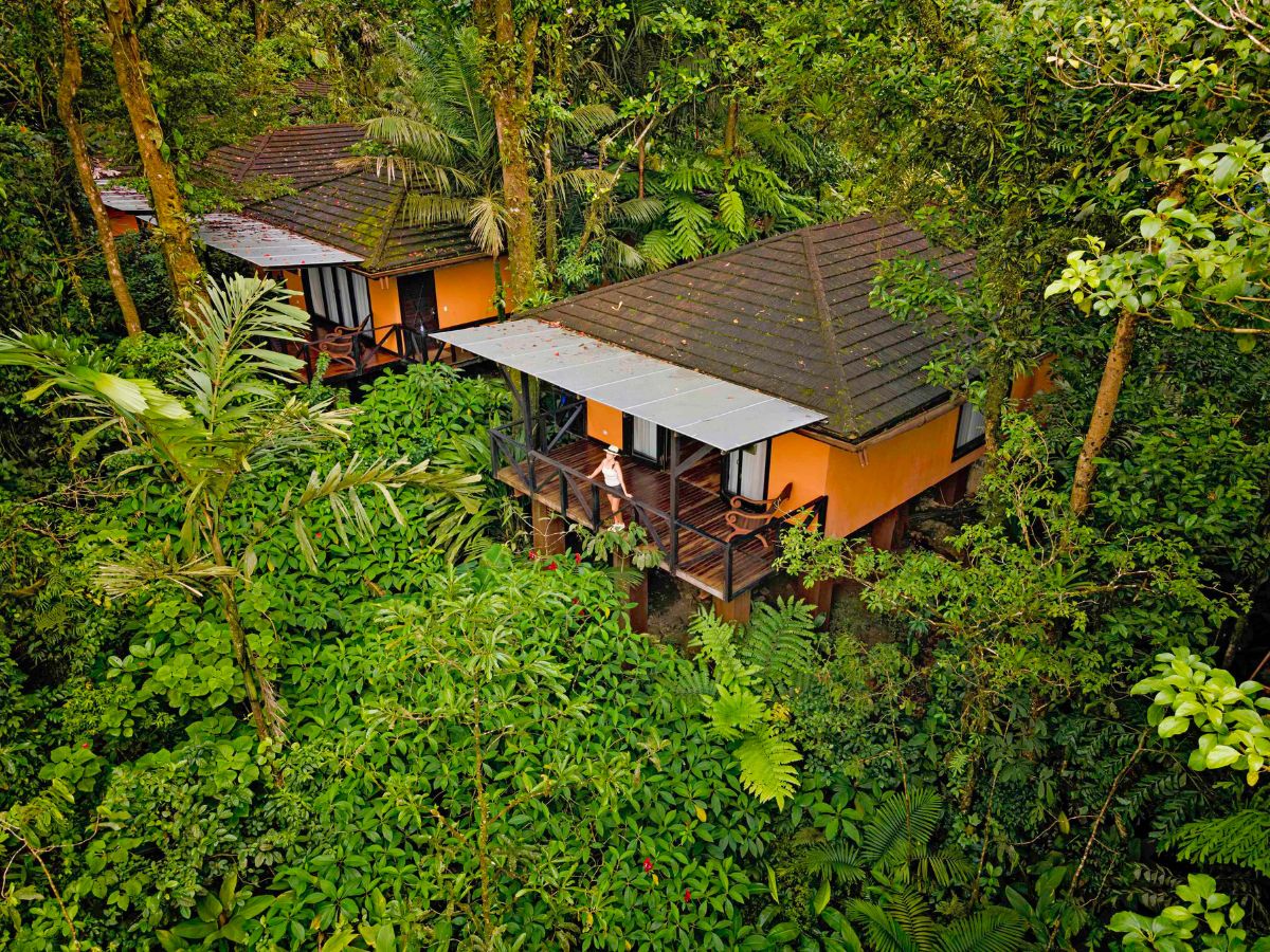 El hotel Hideaway Río Celeste ha alcanzado un nuevo hito internacional al ser reconocido oficialmente dentro de la exclusiva lista de los 20 mejores resorts de Centroamérica por la renombrada publicación estadounidense Travel + Leisure