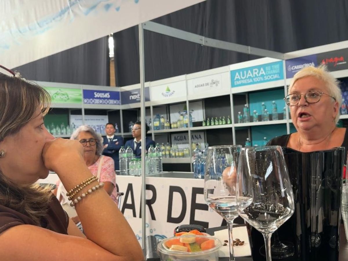 Público participa en la cata sensorial durante la presentación, mientras la hidrosumiller explica las características y propiedades del agua. Crédito: Ileana Fernández 