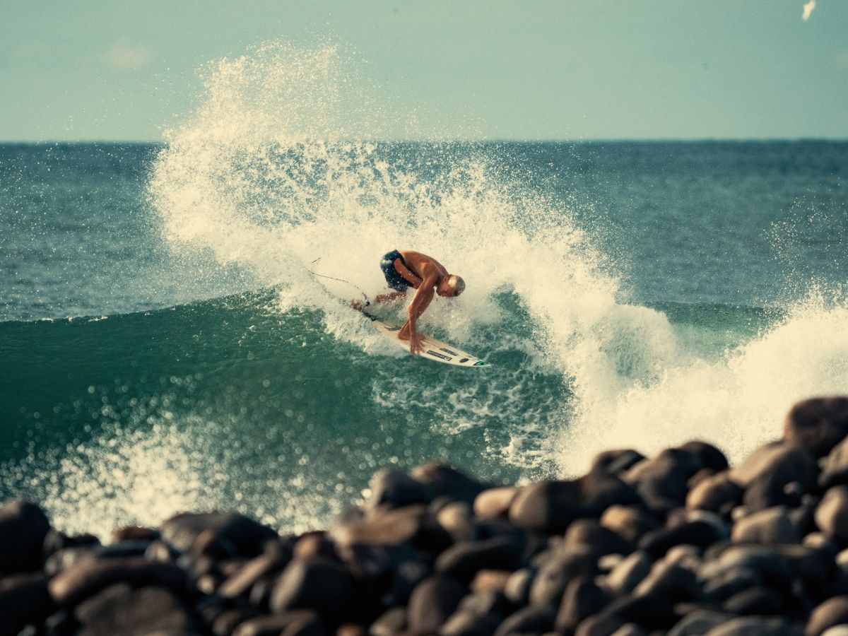 La empresa Transporte Inteligente de Guanacaste (TIG) acaba de concretar una iniciativa de mercadeo que destaca la carrera del joven surfista de Playa Grande de Santa Cruz, Carden Jagger, uno de los grandes prospectos de Guanacaste y Costa Rica en la disciplina de las olas.