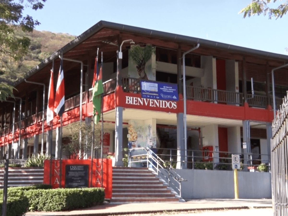 La Sede Regional Chorotega de la Universidad Nacional (UNA), alcanzó, para este 2026, el mayor registro histórico de estudiantes de primer ingreso. En el I ciclo de este año recibirá 651 nuevos estudiantes, cifra que no solo se constituye en la más alta de la última década, sino que muestra una demanda sostenida y creciente por la educación superior pública en la región.