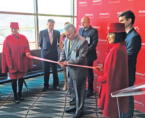 Jesús Ignacio García Valencia, Embajador de Colombia en Costa Rica corta la cinta en el acto inaugural del vuelo  San Andrés –Costa Rica.