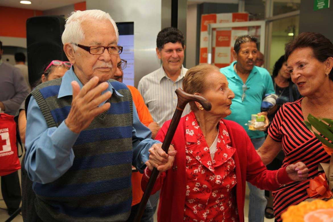 Celebracion del Dia del Adulto Mayor en el Banco Popular