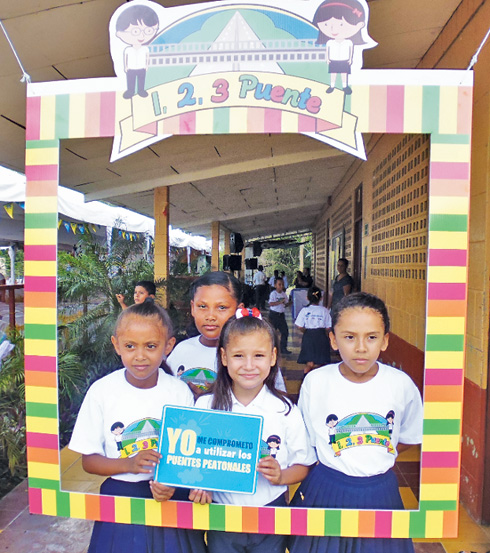 Niños de la Escuela de Bagaces en campaña 1,2,3 Puente