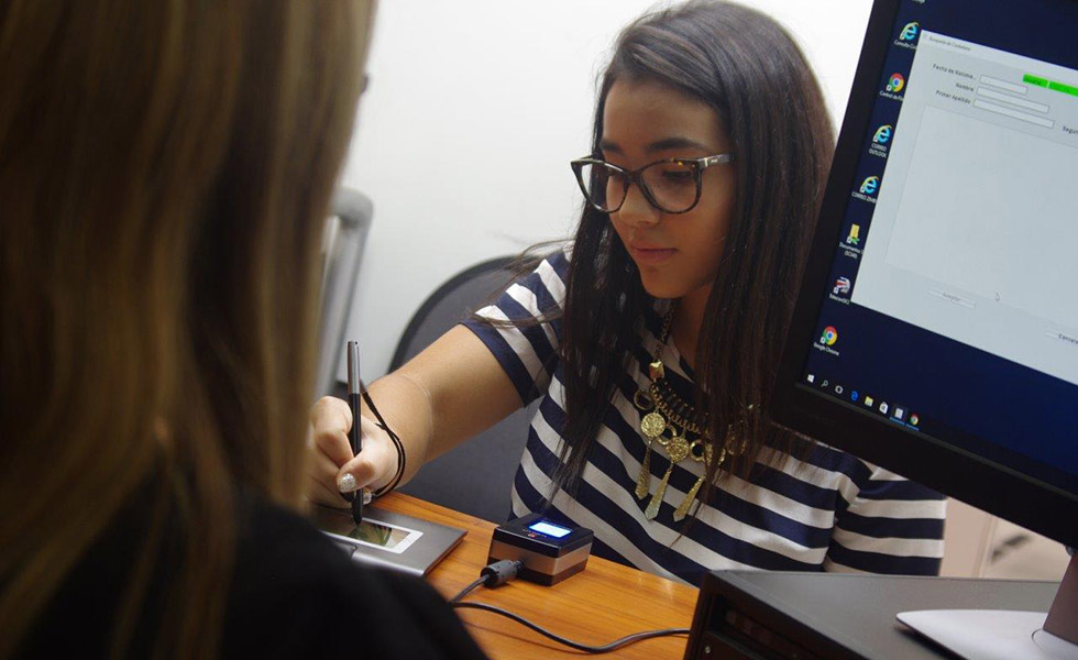 Monserrat Solano, estudiante del Liceo de Puriscal, solicitó su cédula de identidad en días pasados.