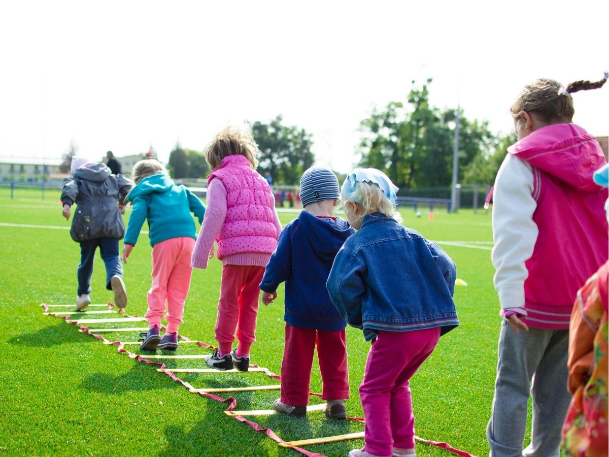 A los niños se les exige que rindan como adultos, olvidando que la infancia no es un entrenamiento, sino una etapa fundamental de la vida misma.
