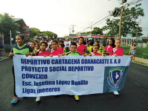 Vecinos celebrando y dándole la bienvenida al equipo